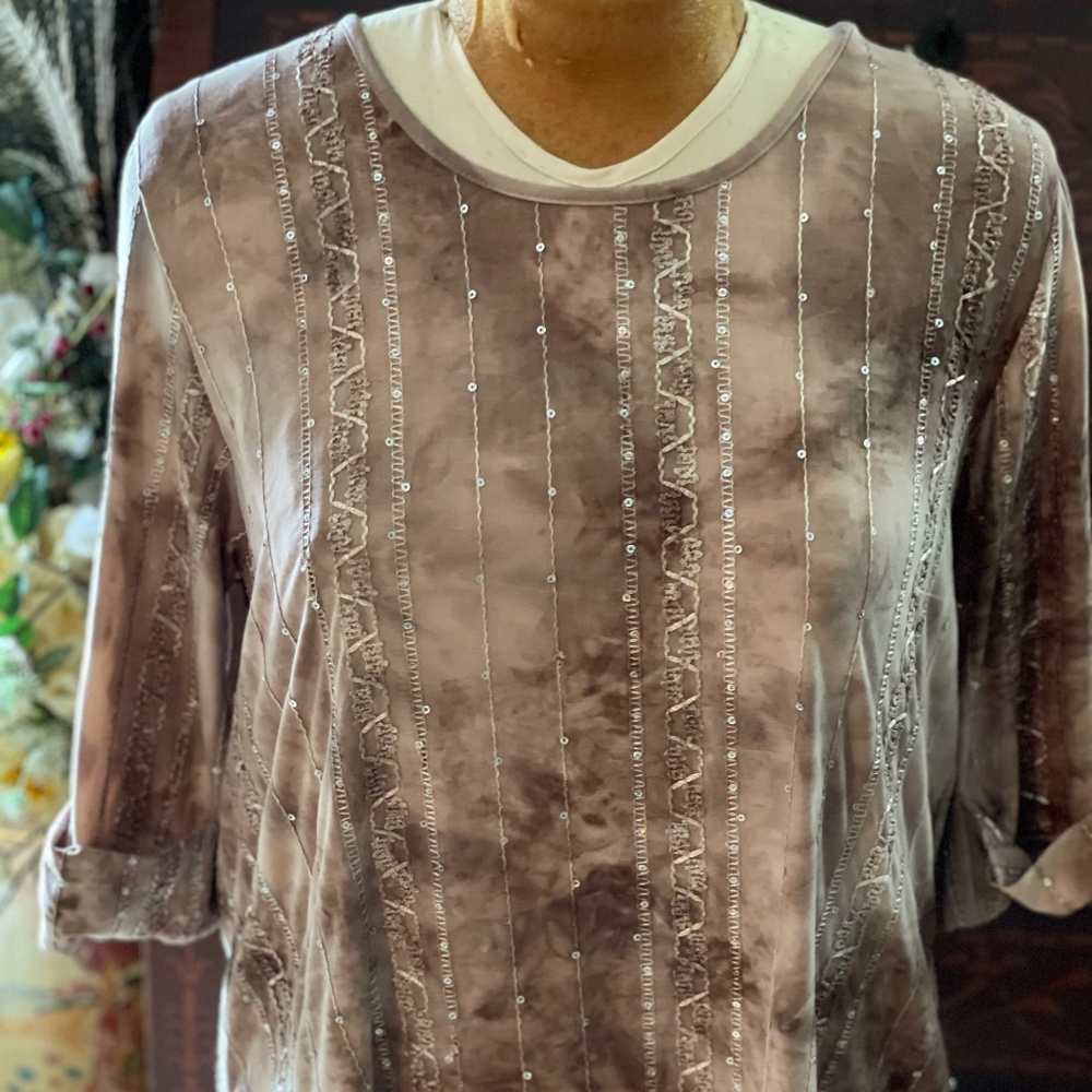 Beige 3/4 button-sleeve & sequins